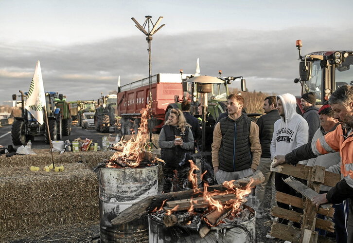 Los agricultores mantuvieron sus puntos de bloqueo tanto en la autopista A63 como en las rotondas de entrada en Baiona, donde arrojaron pilas de neumáticos.