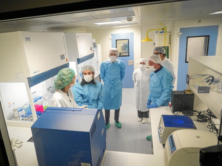 Donostiako laborategia ezagutu zuten aurkezpenean parte hartu zuten ordezkariek.