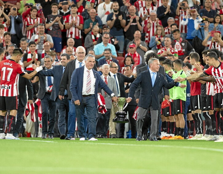 Homenaje realizado en San Mamés la temporada pasada al equipo campeón en los 80.