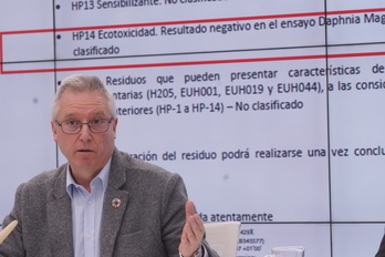 A la espalda de Asensio, el análisis de SGS que incluye la fecha, tapada por la silla.