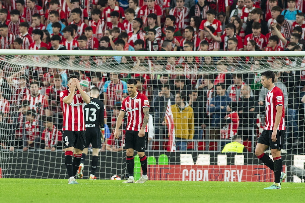 Los jugadores del Athletic lamentan uno de los goles encajados ante el Barcelona. (Monika DEL VALLE / FOKU)