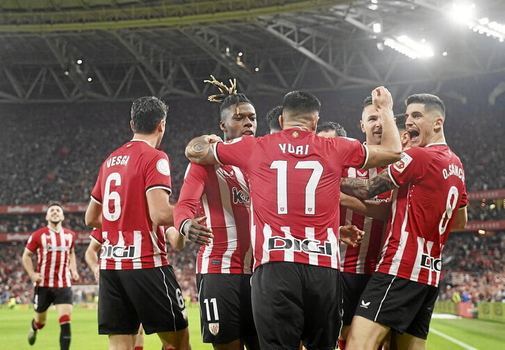 Los jugadores del Athletic celebran el gol marcado por Guruzeta.