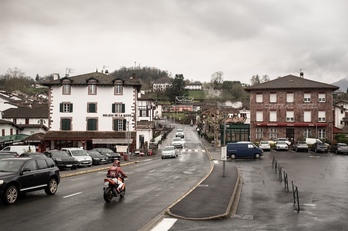La D933, qui relie Pau à Iruñea, traverse Saint-Jean-Pied-de-Port en son centre.