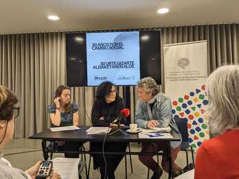 Edurne Redín, Idoia Oneca y Jon Echeverría, en el encuentro con la prensa. 