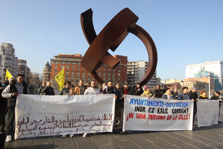 Concentración frente al Ayuntamiento de Bilbo para denunciar la situación de las personas sin hogar.