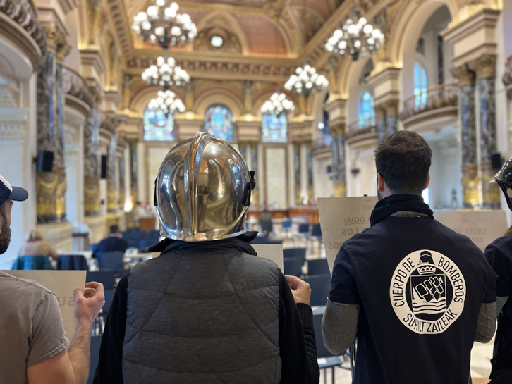 Los bomberos de Donostia, en el Salón de Plenos del Ayuntamiento.