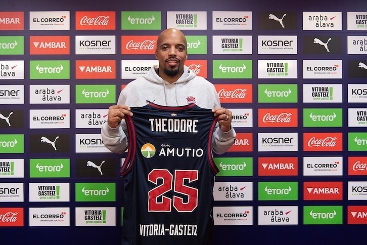 Jordan Theodore, con su nueva camiseta.
