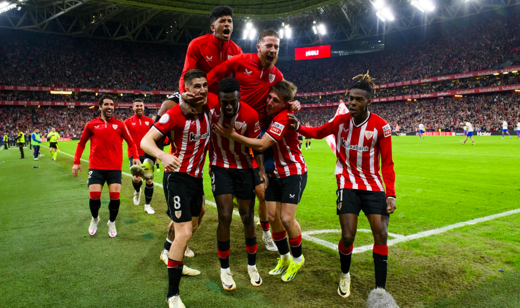 Williams anaiek taldekideekin batera ospatu zuten Iñakik egindako gola. (@AthleticClub) Williams anaiek taldekideekin batera ospatu zuten Iñakik egindako gola. (@AthleticClub)