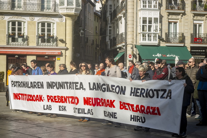 Sindicatos se concentran en Gasteiz para pedir que se cumplan las ...