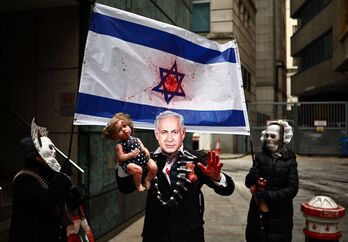 Parodia-crítica al primer ministro israelí en una marcha propalestina en Londres.