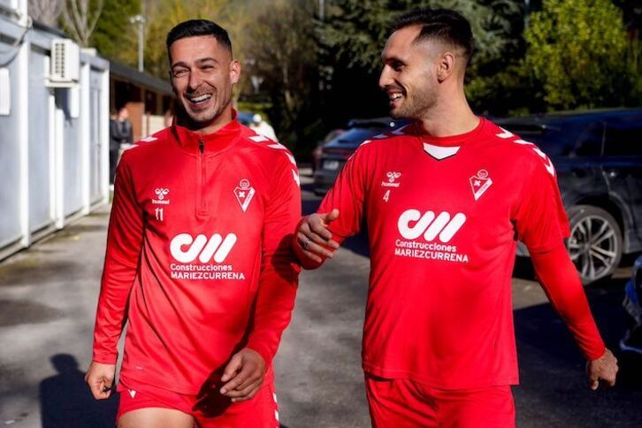 Sergio León conversa con Correa en el acceso a Atxabalpe, donde realiza su primer entrenamiento como armero.