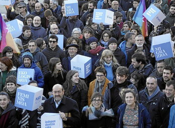 Alboko orrialdean, Plaza Hutsaren iazko edizioa, Burlatan. Lerro hauen gainean, Maialen Gago eta Xabi Iraola aurtengo hitzorduaren aurkezpenean.