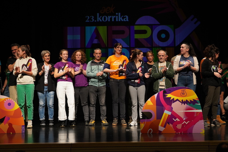 Azkerketak Euskaraz kolektiboa omentzeko ekitaldia egin du Korrikak Hondarribian.