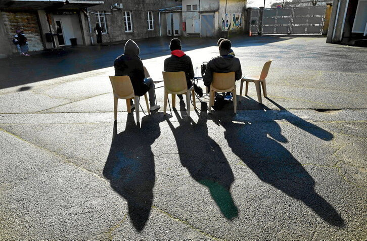 Migrantes en el centro de retención de Baiona.