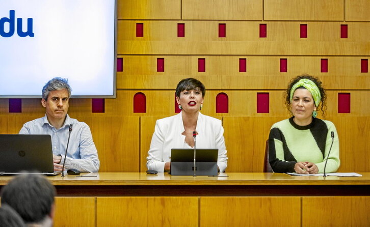 Rocío Vitero, en el centro, acompañada de Unai Fernández de Betoño y Amancay Villalba.
