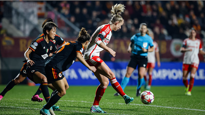 Lea Schuller, que firmó un doblete, en un momento del choque entre Roma y Bayern. FC Bayern