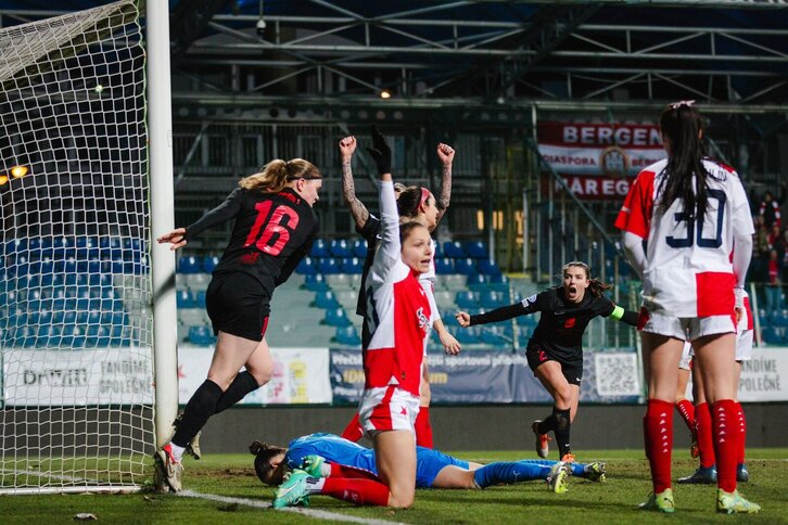 Gaupset y Kvamme celebran el gol que clasificaba al Brann junto a una Lukasova desolada tras introducir el balón en su portería.