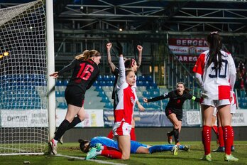 Gaupset y Kvamme celebran el gol que clasificaba al Brann junto a una Lukasova desolada tras introducir el balón en su portería.