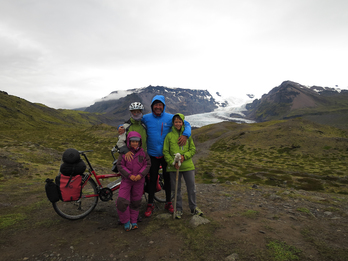 Mikel, familiarekin.