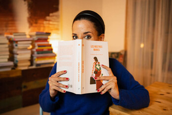 Gemma Ruiz i Palá, con su novela, que edita en castellano Consonni.