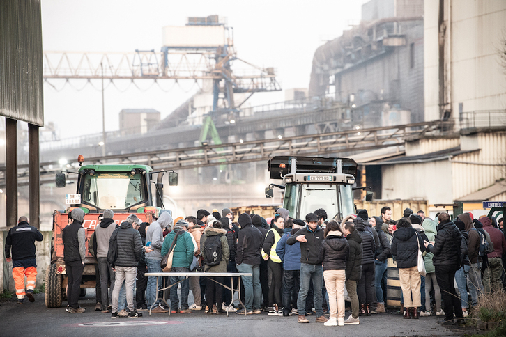 Lehen gaiak inportatzen dituen enpresa baten biltegiaren aitzinean blokatze ekintza abian eman du gaur ELBk, Baionako portuan. 