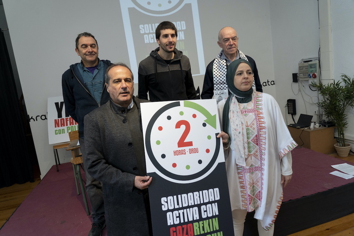 Integrantes de Yala Nafarroa y Gernika-Palestina en la comparecencia de hoy en Iruñea.