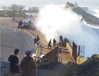 Olatuak ibiltariak harrapatu dituen unea. 