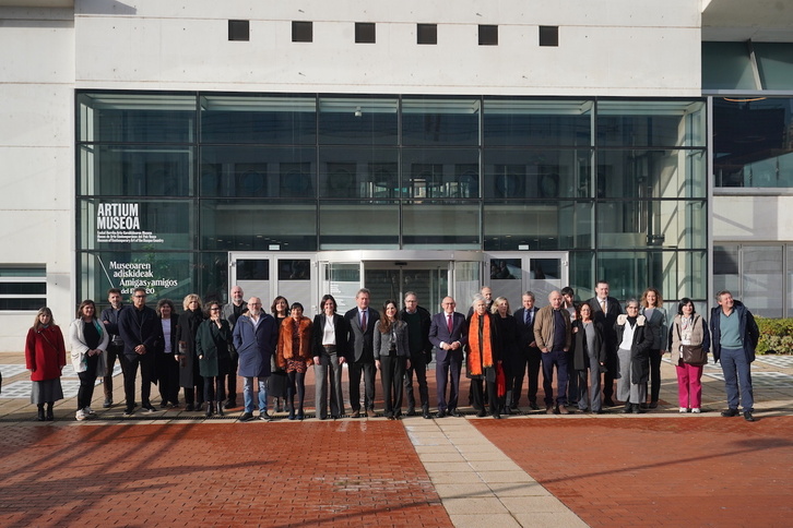 20 erakunde baino gehiago elkartu dira Nestor Basterretxearen mendeurrenerako.