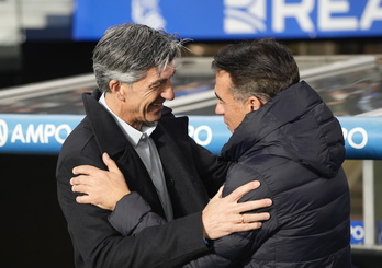 Imanol saluda a Luis García Plaza en el último partido de Anoeta.