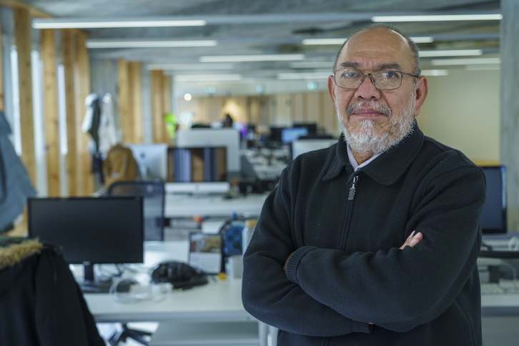 Francisco Elías Valencia, director del periódico salvadoreño «Diario Co Latino», en la redacción de GARA durante su entrevista para la valorar la situación en El Salvador.