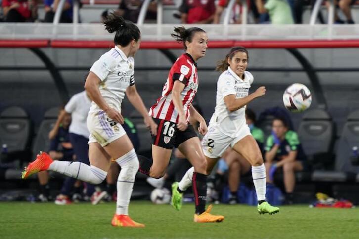 Azkona avanza entre Ivana y Kenti durante la última visita del Athletic a Lezama.