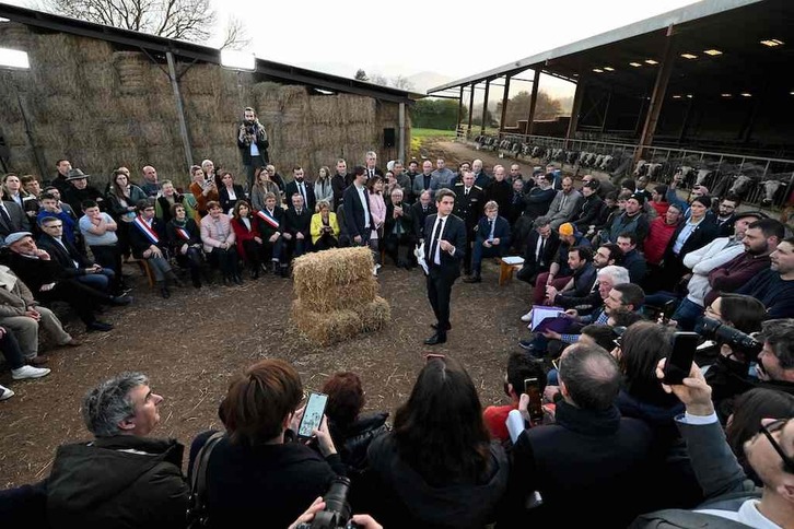 Laborarien sindikatuek aitzineraturiko hainbat eskaera bere egin ditu Attalek.