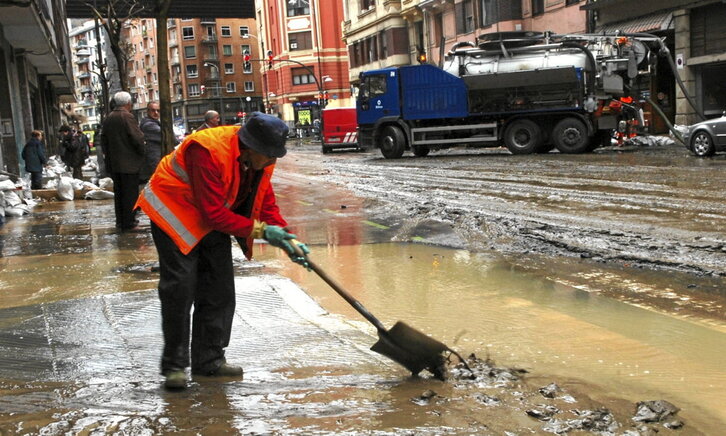 Operaciones de limpieza en Bilbo tras las inundaciones provocadas por las intensas lluvias.