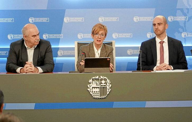 Arantxa Tapia sailburua, erdian.