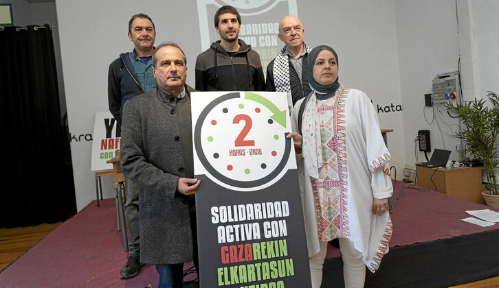 Integrantes de Yala Nafarroa y de Gernika-Palestina, ayer en Iruñea.