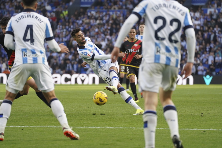 Brais ha tenido que sustituir a Zakharyan en el primer tiempo para acompañar a Zubimendi y Turrientes.