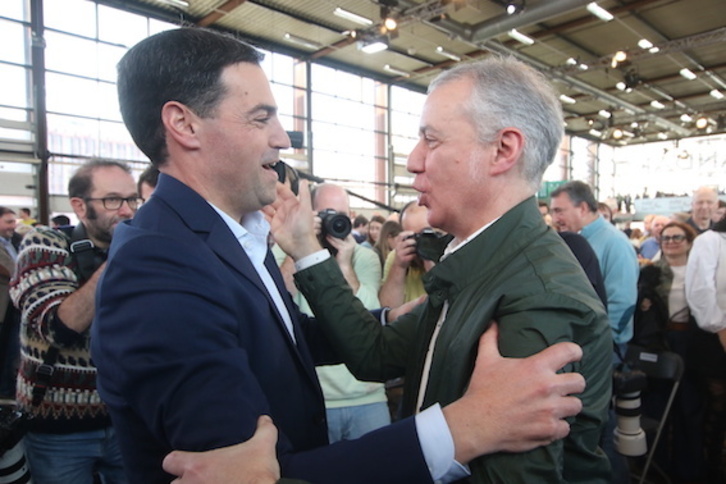 Abrazo entre Imanol Pradales e Iñigo Urkullu en la oficialización de la proclamación y la prejubilación de cada uno de ellos.