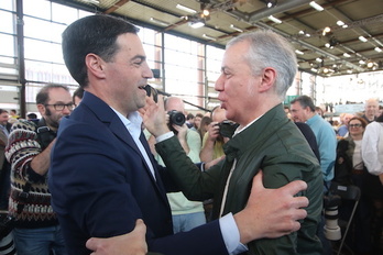 Abrazo entre Imanol Pradales e Iñigo Urkullu en la oficialización de la proclamación y la prejubilación de cada uno de ellos.