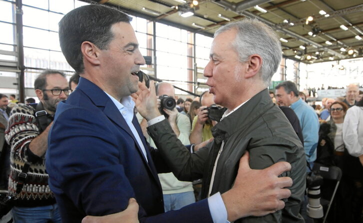 Imanol Pradales e Iñigo Urkullu se abrazan en su momento del acto político de ayer en Durango.