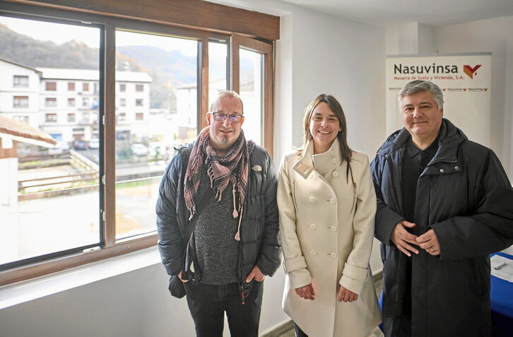 La consejera de Vivienda, Begoña Alfaro, durante la visita a las nuevas viviendas de alquiler social de Oronoz.