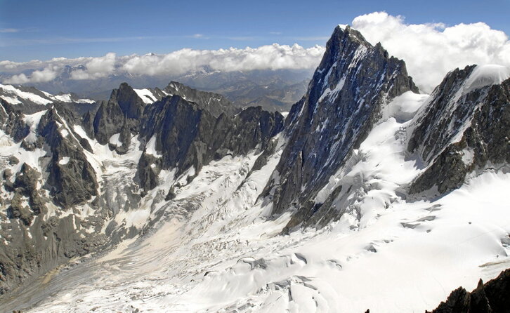 Mendi-gidariek udaran gero eta irteera gutxiago egiten dituzte Grandes Jorasses-eko iparraldeko hormara.