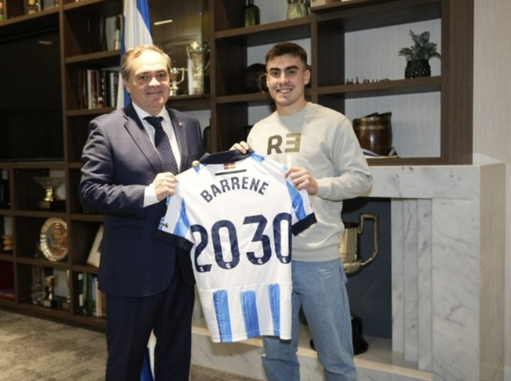 Jokin Aperribay y Ander Barrenetxea posan tras firmar el nuevo contrato.