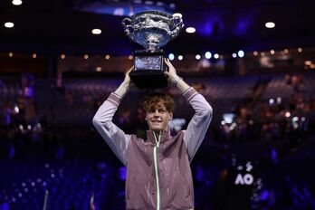 Jannik Sinner disfruta de su primer trofeo de Grand Slam.