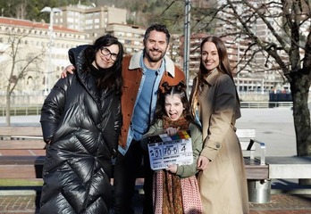 La directora Maria Seresesky junto a los protagonsitas de 'Sin instrucciones'. 