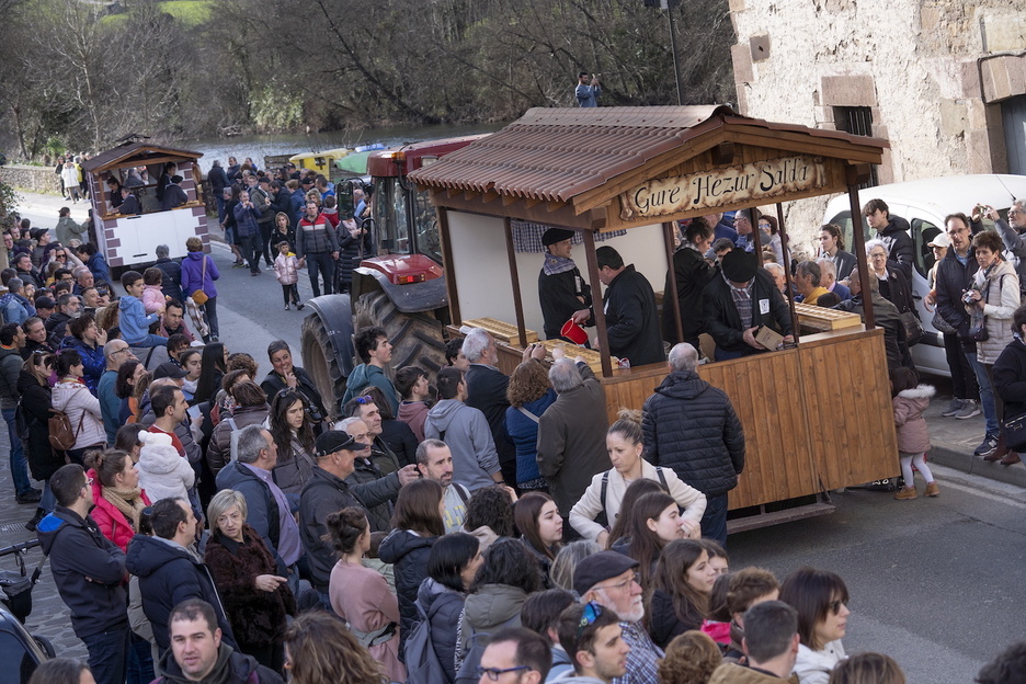 Hezur salda tipikoa izaten da inauteri hauetan. Barrenak berotzeko ederra da. Gaur bero zen kanpoan ere, baina jendeak gustura hartu du etxeko zapore hau. ez