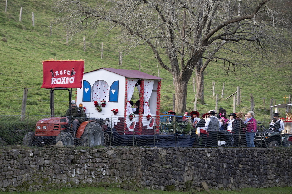 Flamenkoa dantzatu eta dantzatu aritu dira gurdi honetan. 