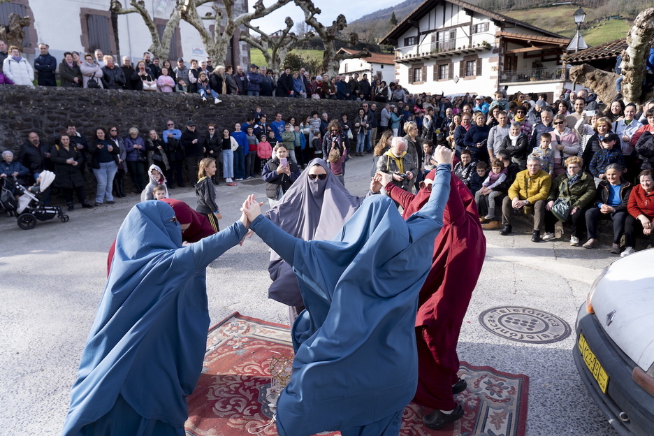 Erritua, tearen bueltan.