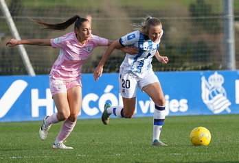 Jensen intenta zafarse de Villafañe.