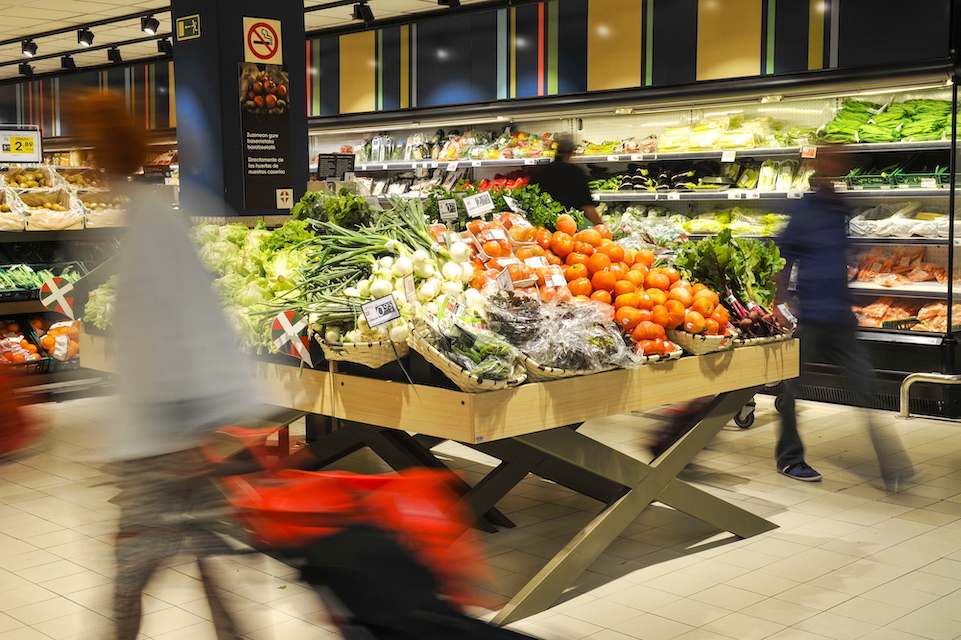 Obesitateari aurre egiteko neurriek gizarte mailakoak izan behar dutela aldarrikatu dute erreportaje honetako elkarrizketatuek. Bertze neurri batzuen artean, fruta, barazkiak eta arraina merkatu behar direla defendatu dute. (Idoia ZABALETA | FOKU)