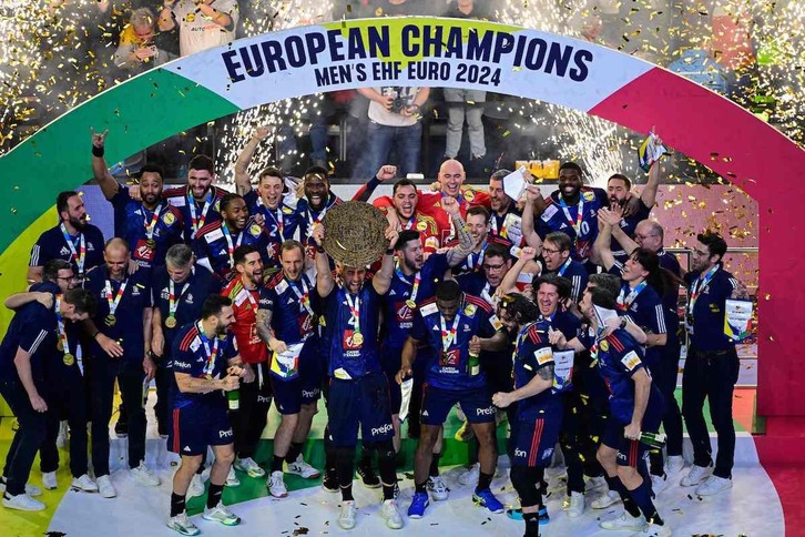 Los jugadores de Francia festejan su título europeo.